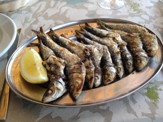 Espetos de sardinas accompagn&eacute;s d'une salade de tomates... D&eacute;licieux !
